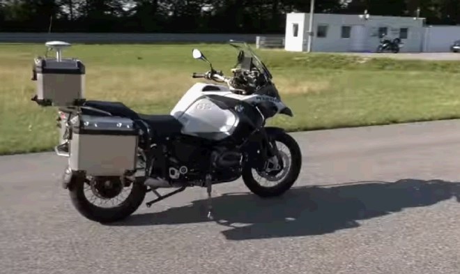 #Video Novi BMW motor se lahko vozi sam