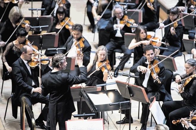 Orkester Philharmonia London bo pod taktirko Esa-Pekke Salonena odprl letošnji zlati abonma.