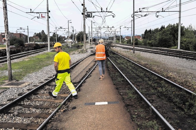 Direkcija za infrastrukturo bo zaradi hrupa, ki ga na železniških postajah Zalog in Polje povzroča železniški promet,...