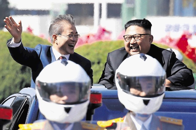 Predsednika obeh Korej, Moon Jae In in Kim Jong Un, sta se vsa nasmejana danes popeljala v avtomobilski koloni po...