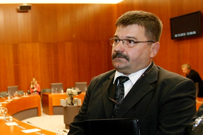 Ne vlada ne obrambno ministrstvo ne vesta, ali je prejšnji teden na silo odstavljeni direktor OVS Franc Trbovšek še vedno...