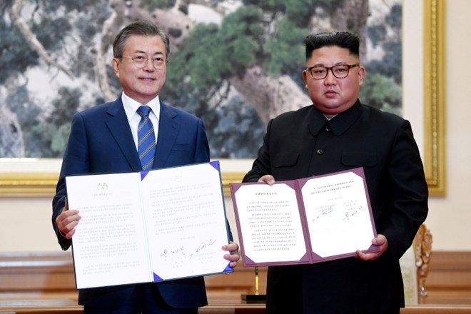 Predsednika Južne in Severne Koreje, Moon in Kim, kažeta podpisano skupno izjavo v Pjongjangu.