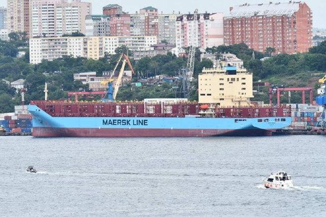 42 tisoč ton težka tovorna ladja Venta Maersk se je na pot podala iz Vladivostoka.