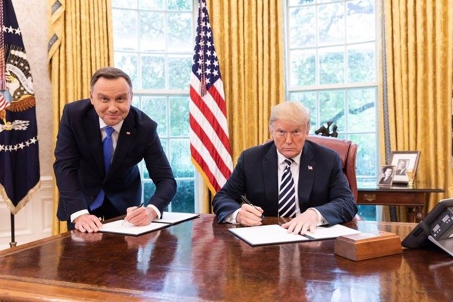 Na Poljskem buri duhove fotografija njihovega predsednika in Trumpa
