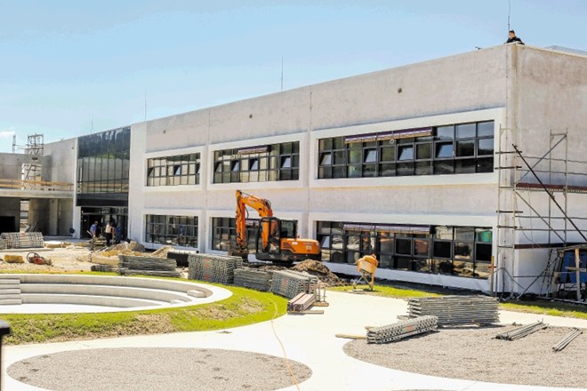 Pred dvema letoma so  končevali prvo fazo podružnične osnovne šole na Lavrici, ki pa še vedno ni zgrajena do konca.