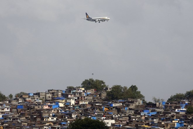Na indijskem letalu zaradi napake osebja začelo krvaveti več deset potnikov
