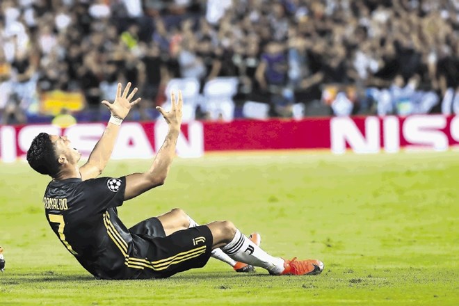 Cristiano Ronaldo se je na gostovanju v Valencii po neposredni izključitvi čustveno zlomil.