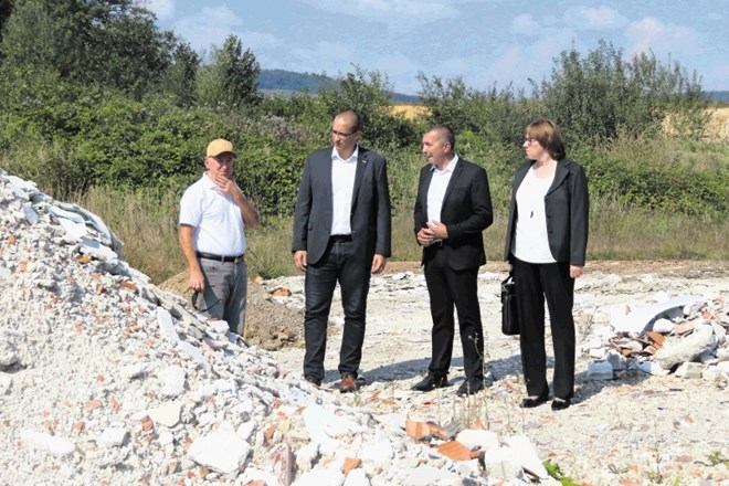 Po napovedih ministra za okolje Jureta Lebna (drugi z leve), ki je svoj prvi terenski obisk opravil včeraj na pogorišču v...