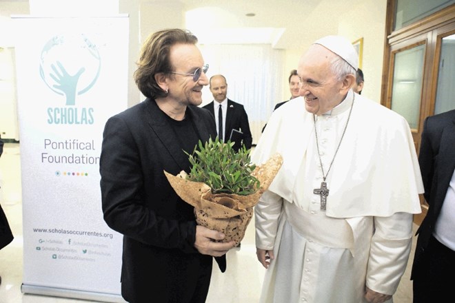 Papež in Bono sta se pogovarjala o tem, kako naj se poučuje otroke.