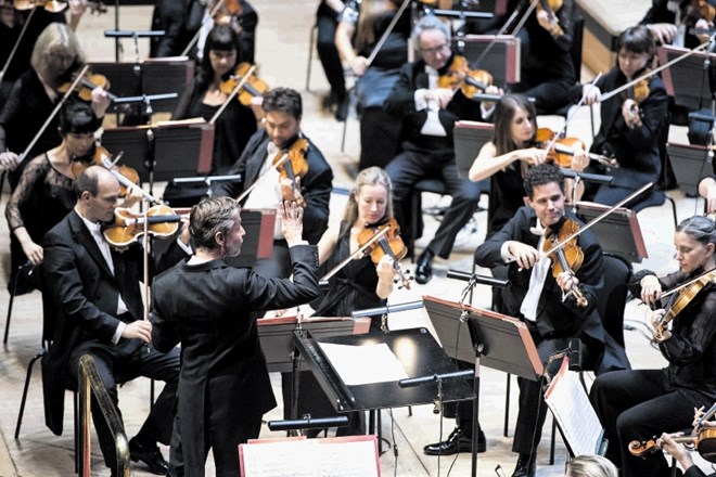 Letošnji zlati abonma je odprl orkester Philharmonia iz Londona pod taktirko Esa-Pekke Salonena.