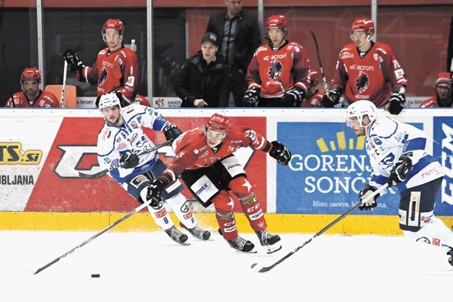 Jeseniške hokejiste (v rdečem dresu Jaka Šturm) danes čaka derbi s prvakom alpske lige.