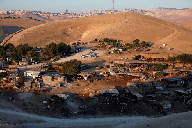 Vas Han al Ahmar, v kateri živi okoli 200 beduinov, leži vzhodno od Jeruzalema, blizu judovskih naselbin. Izraelske oblasti...
