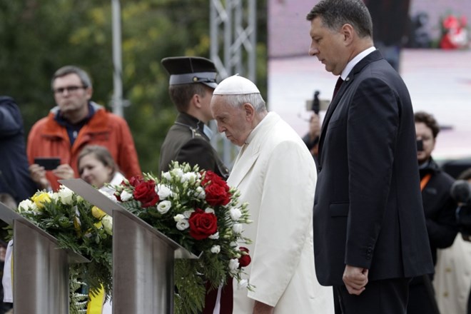 Papež Frančišek in latvijski predsednik Raimondis Vejonis.