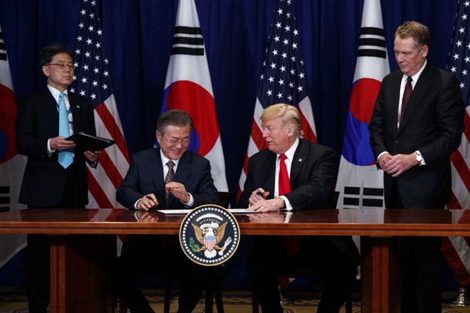 Donald Trump (desno) in Moon Jae In (levo)