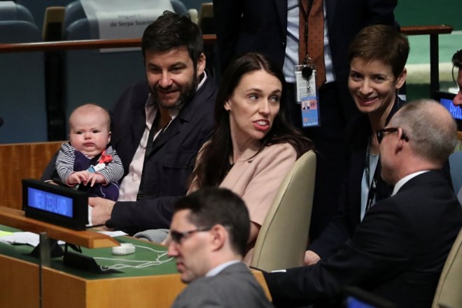 Novozelandska premierka Jacinda Ardern s hčerko in partnerjem Clarkom Gayfordom.