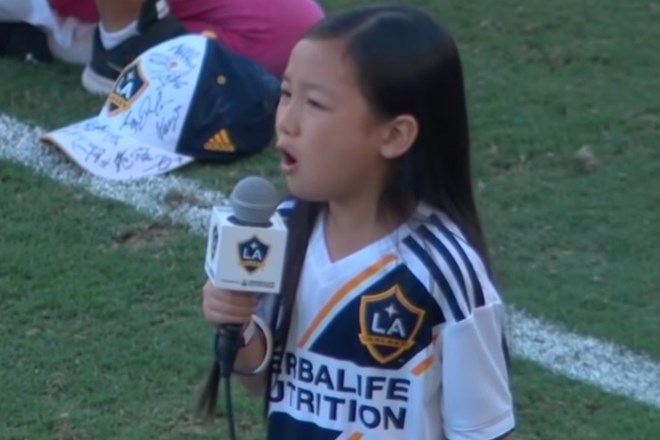 #video Sedemletnica s petjem ameriške himne navdušila Zlatana 