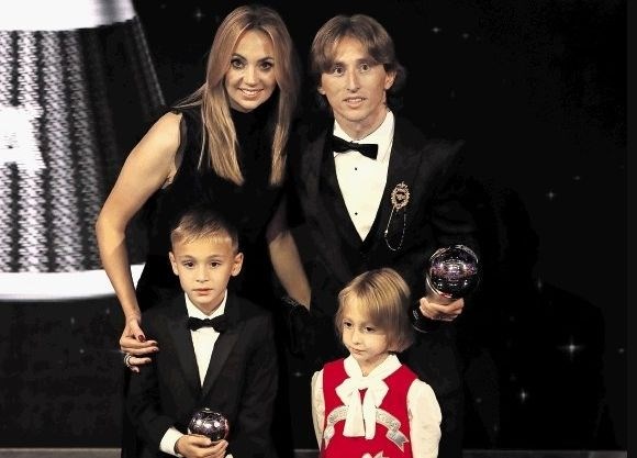 Luka Modrić s soprogo Vanjo, sinom Ivanom in hčerko Emo na podelitvi nagrad Fife