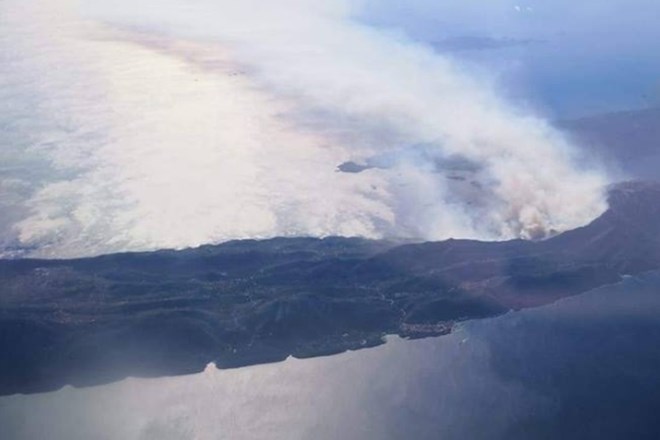 Na Pelješcu zaradi požara evakuirali 35 ljudi