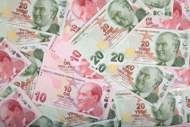 Turki zaradi krize umikajo denar v tujino