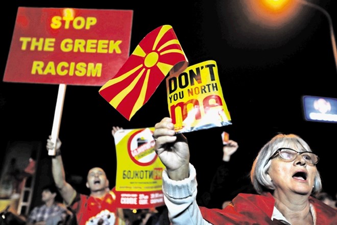 Zagovorniki bojkota referenduma so sinoči preplavili skopske ulice. »Ne vi meni sever« in »Končajte grški rasizem« je pisalo...