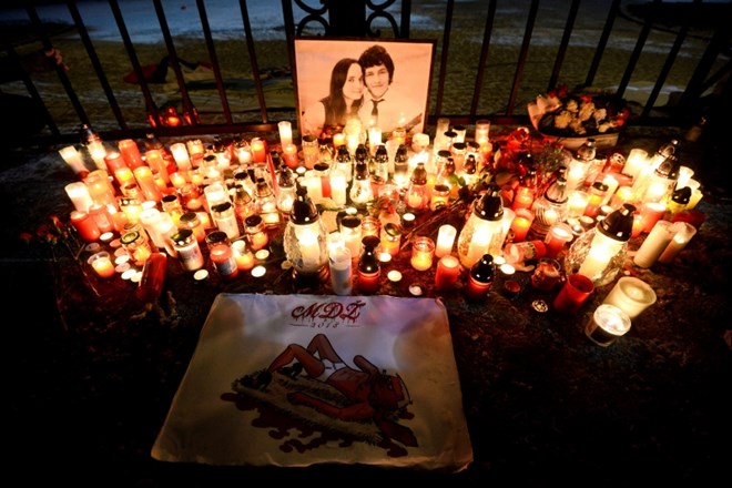 Sveče v spomin na umorjenega slovaškega novinarja Jana Kuciaka.