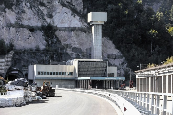 Avstrijci so že leta 2015 začeli graditi nov avtocestni priključek do druge cevi predora, ki je tudi že nakazana v steni...