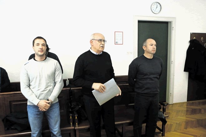 Ponovno sojenje poteka zgolj proti Edinu Žuniću (na fotografiji levo, desno je sodni tolmač), ki pa včeraj na vprašanja ni...