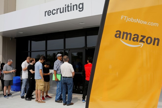 Amazon bo dvignil minimalno urno postavko za svoje zaposlene v ZDA na 15 dolarjev