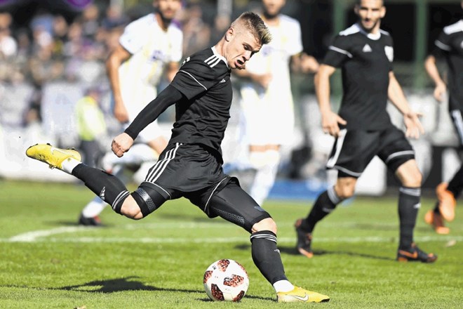 Hrvaški napadalec Luka Bobičanec je proti Mariboru zabil prvi prvoligaški gol.