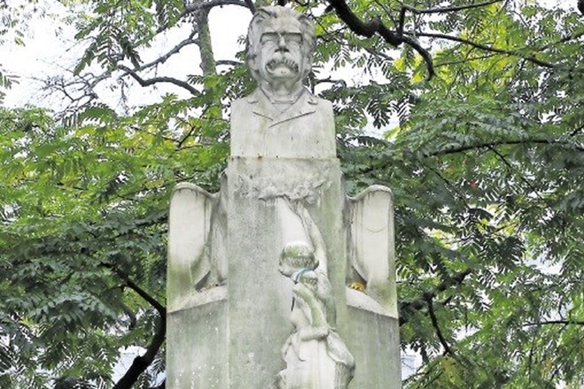 Spomenik jezikoslovcu Franu Miklošiču, ki pa je bil včasih poklon cesarju Francu Jožefu, ker je pomagal obnoviti Ljubljano po...