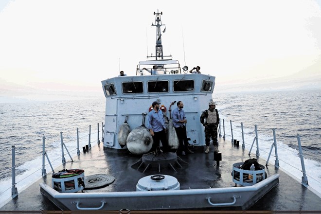 Po morju pljujejo posadke, ki iščejo migrante.