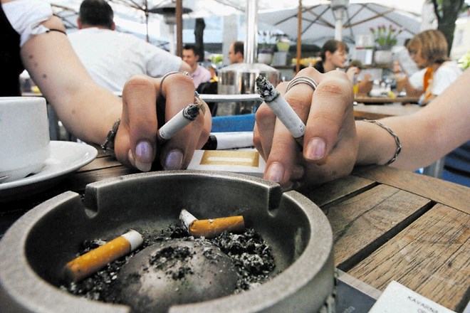 Pri nas še vedno kadi skoraj četrtina odraslih, marsikateri med njimi tudi vpričo otrok.