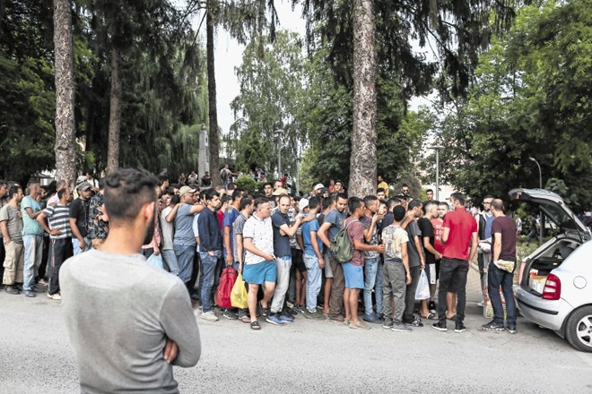 Več ducat migrantov v Veliki Kladuši je pred meseci razlagalo, da jih je slovenska policija vrnila hrvaški, čeprav so...