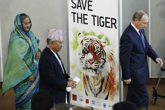 Ruski predsednik Vladimir Putin (desno), nepalski premier Madhav Kumar (center) in bangladeška premierka Sheikh Hasina (levo)...