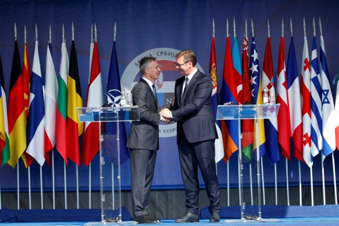 Jens Stoltenberg (levo) in Aleksandar Vučić (desno).