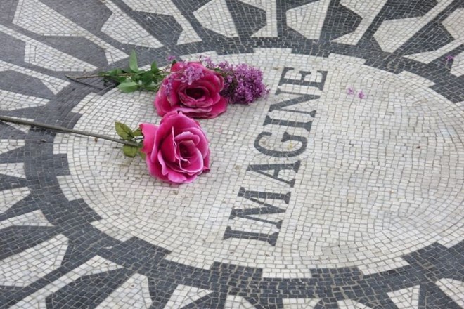 #video Yoko Ono ob Lennonovi obletnici rojstva predstavila svojo različico Imagine