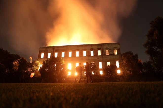 Pred dobrim mesecem dni je požar uniči brazilski narodni muzej (na sliki).