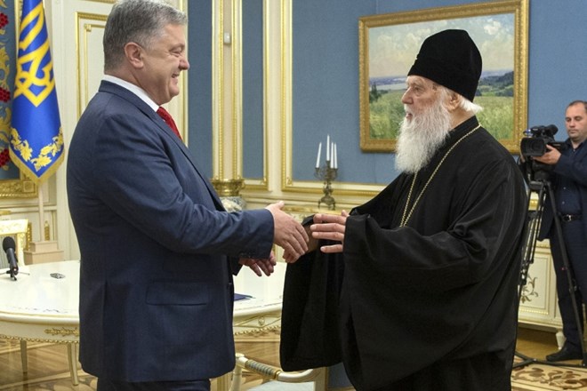 Ukrajinski predsednik Petro Porošenko (levo) in ukrajinski patriarh Filaret.