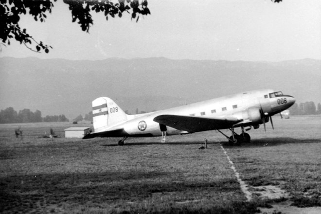 Letalo C-47, kakršnega so sestrelili nad Bohinjem, na letališču v Lescah okoli leta 1961.
