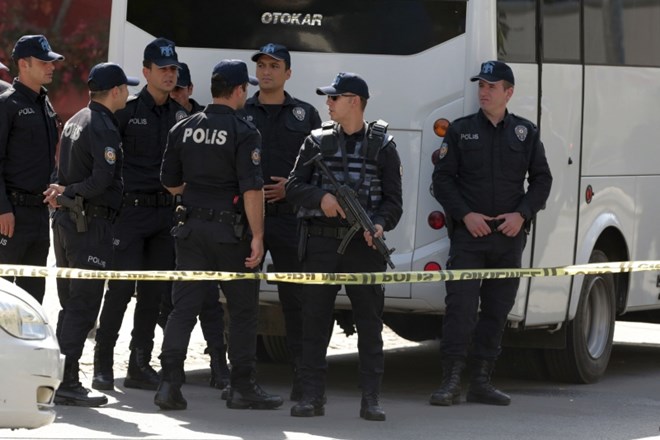 Turške varnostne sile pred iranskim veleposlaništvom v Ankari.