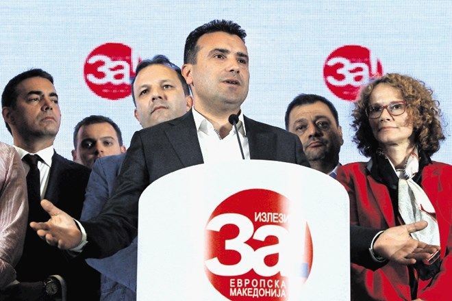 Makedonski premier Zoran Zaev vse od  referenduma  naprej kljub nezadostni udeležbi zagovarja tezo, da je velika večina...