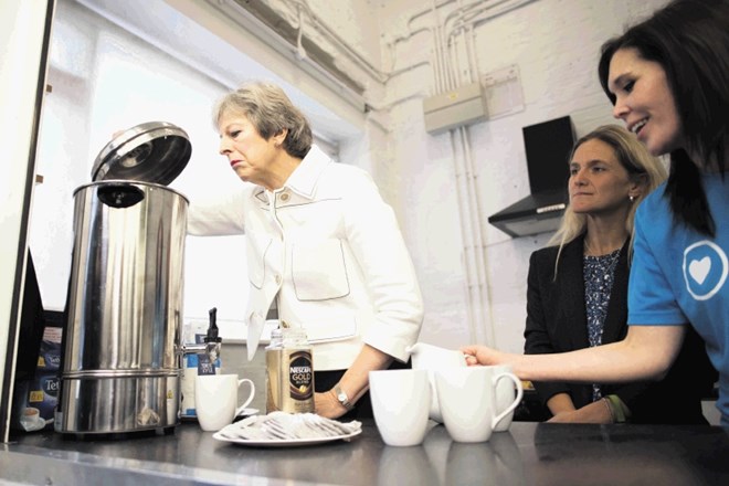 Britanska premierka Theresa May, ki jo napadajo z leve in z desne, se je danes udeležila dobrodelnega srečanja organizacije...