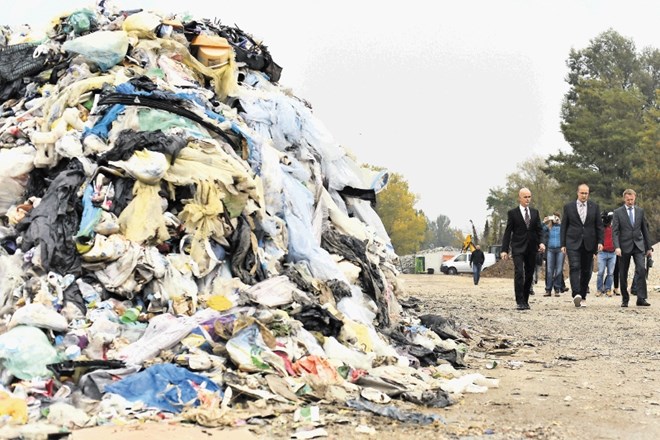 Minister za okolje in prostor Jure Leben si je včeraj ogledal smetarsko tihožitje v Regijskem centru za ravnanje z odpadki...