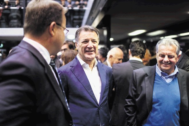 Nekdanji vladar hrvaškega nogometa Zdravko Mamić (v sredini) je pobegnil v Bosno in Hercegovino.