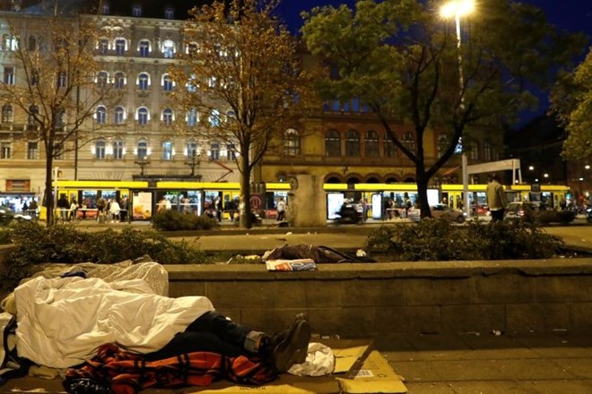 Od včeraj je na Madžarskem v veljavi prepoved spanja na ulicah. Na fotografiji brezdomka v Budimpešti.
