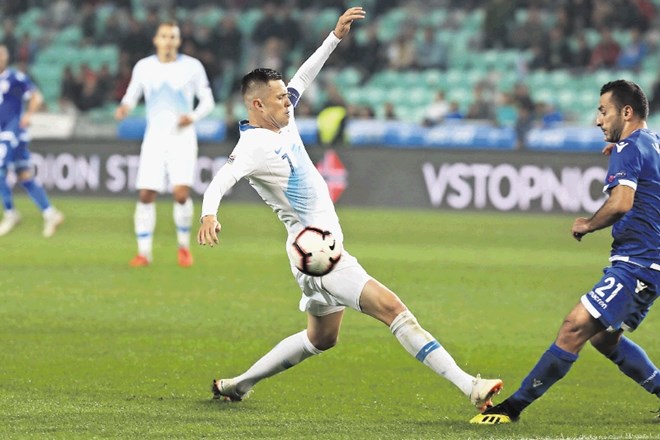 Josip Iličić (v beli majici) je bil  zelo motiviran, a je zaradi dveh prekrškov za rumeni karton tekmo končal v 90. minuti.