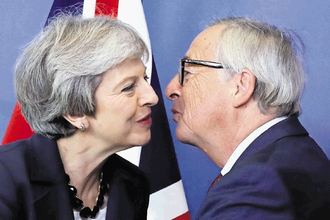 Delujeta sicer blizu, toda britanska premierka in predsednik evropske komisije sta si vse bolj oddaljena, ko gre za sklenitev...