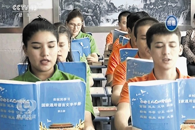 Kitajska televizija CCTV je iz tako imenovanega  strokovnega vzgojno-izobraževalnega centra v Hotanu v  pokrajini Xinjiang...