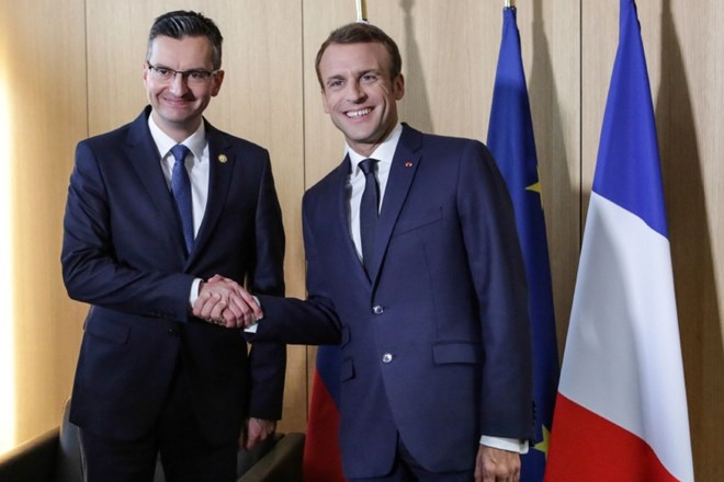 Slovenski premier Marjan Šarec (levo) in francoski predsednik Emmanuel Macron (desno).