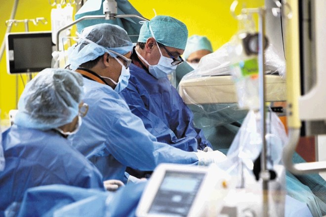 Pred koncem leta bo na vrsto za operacije prišlo vsaj nekoliko več bolnikov kot sicer.